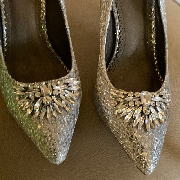 Elegant Silver Glitter Heels with Embellishments - Picture 3 of 6